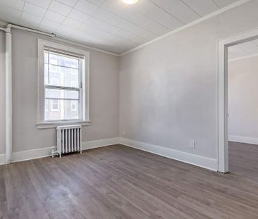Renovated Suite - 1 Bedroom - Photo 4