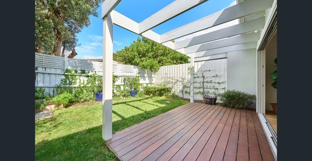 Stunning family home in prime location - Photo 1