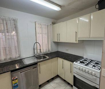 3 Bedroom, 1 Bathroom, 1 Extra Toilet - Photo 2