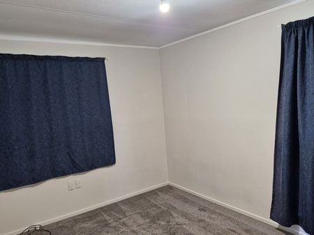 WEST HARBOUR - Newly Renovated 3 Bedroom Home - Photo 2