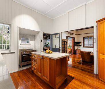 Charming Queenslander with Expansive Entertaining and Timeless Character - Photo 5