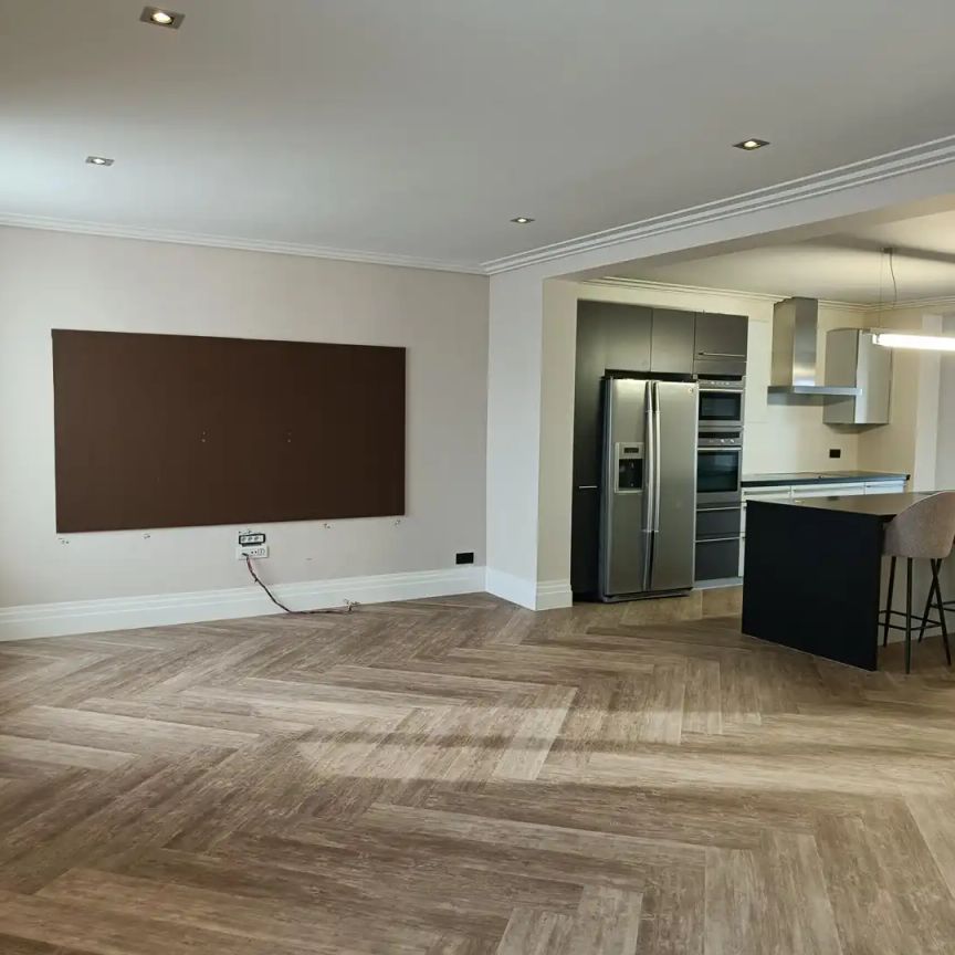 Gerenoveerd appartement met 4 slaapkamers - Photo 1