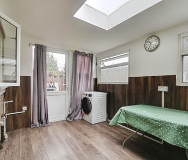 4 Bed Terraced House, Whatley Avenue, SW20 - Photo 2