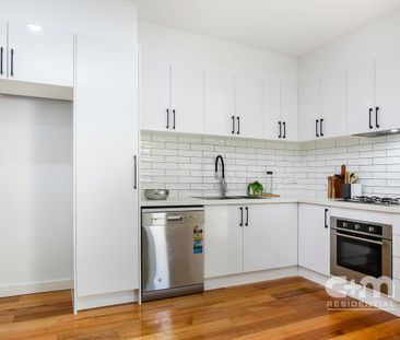 MODERN & CONTEMPORARY LIVING - Photo 5