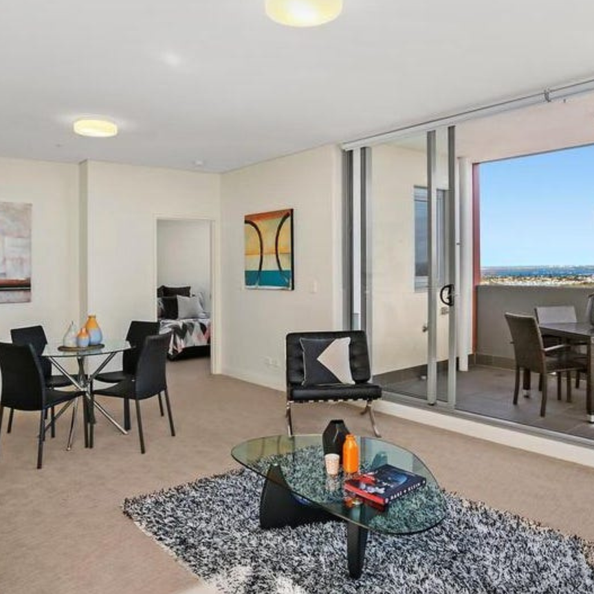 MODERN AND SPACIOUS TWO-BEDROOM APARTMENT IN A PRIME LOCATION - Photo 1