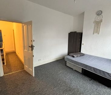 Room in a Shared Flat, Ashley Lane, M9 - Photo 4