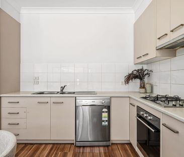 Contemporary Comfort in a Cosmopolitan Lakeside Pocket - Photo 5