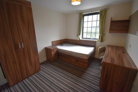 4 bedroom flat to rent - Photo 2