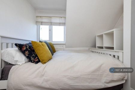 1 bedroom in a flat share to rent - Photo 3