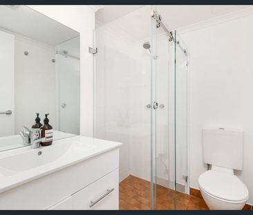 Modern light filled home in idyllic location - Photo 2