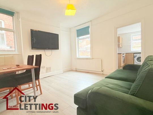 5 Bedroom Semi-Detached House - Photo 1