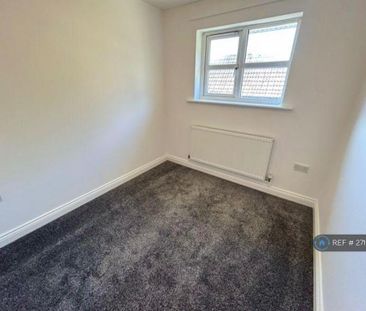 3 bedroom flat to rent - Photo 4