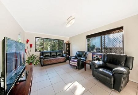 Neat & Tidy Home Close To Parks, Shops & Goodstart Early Learning Petrie! - Photo 3