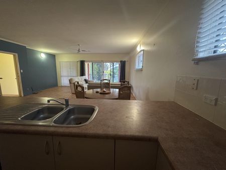 Sunlit Coastal Retreat in Hazelwood Gardens, Steps from Whitsunday Parkland - Photo 2