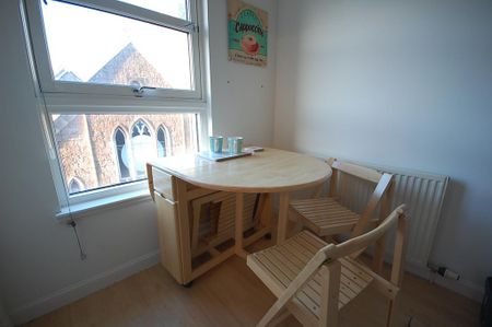 2 bedroom flat to rent - Photo 2