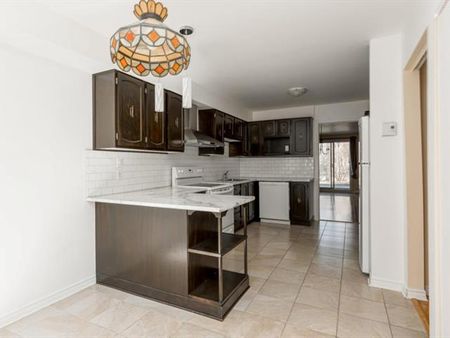 555 Montrose Drive - Photo 3