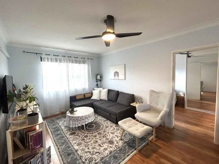 Sunlit top-floor escape in a quiet boutique block - Photo 4