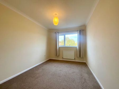 3 bedroom Semi-Detached House to let - Photo 4