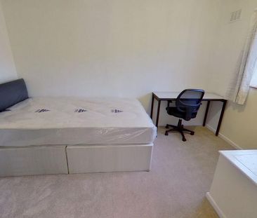 4 bedroom semi-detached house to rent - Photo 2