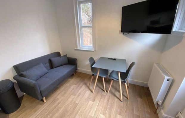 5 Bed Semi-Detached House, Coventry Road, SO15 - Photo 1