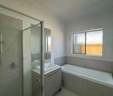 6 Arvo Way, Berwick VIC 3806 - House For Rent | Domain - Photo 5