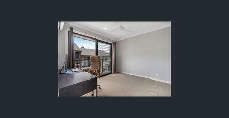 Spacious Contemporary Townhouse with Courtyard & Yard - Photo 5