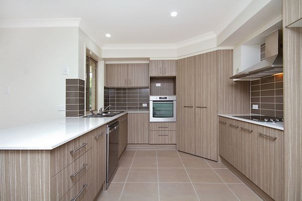 Great location - modern home, close to school! - Photo 1