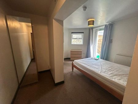 3 bedroom flat to rent - Photo 3