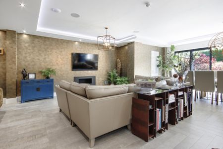 Detached House to rent with 5 bedrooms, Warren Drive, Kingswood - Photo 4