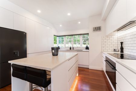 Luxurious Fully Furnished Home with Pool and Gym in Prime Epsom Location - Photo 3