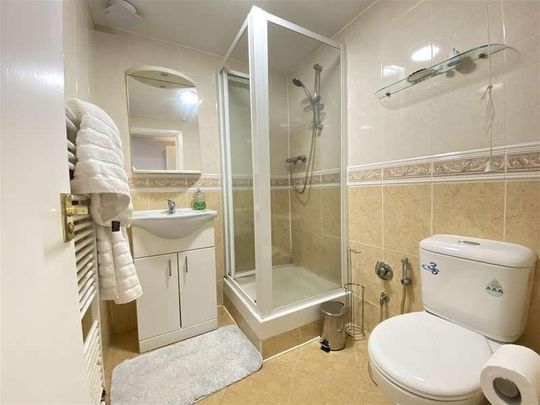 Double Bedroom Apartment Plus ? For Bills, HA8 - Photo 1