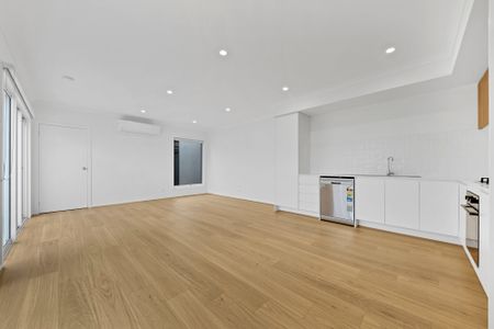 Brand-new Beauty in Grandview Estate - Photo 4