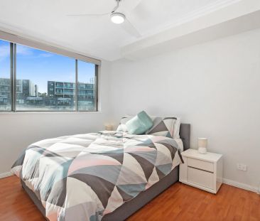 Large Apartment in the Heart of Dee Why - Photo 2