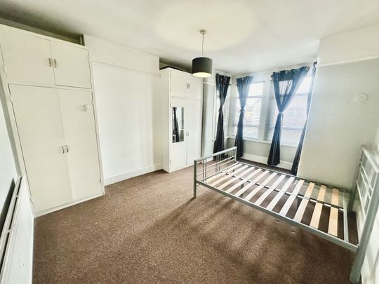 De Vere Gardens, Ilford, IG1 - Photo 1