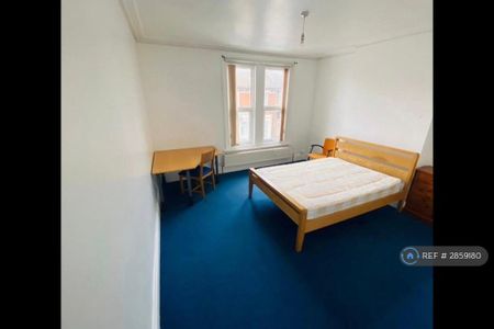 1 bedroom in a house share to rent - Photo 5