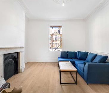 A well-presented three bedroom house on Battersea Bridge Road. - Photo 4