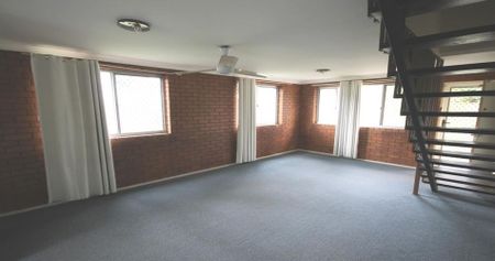 AIR CONDITIONED 2 BEDROOM BRICK UNIT WITHIN AN EASY WALK TO THE ROCKHAMPTON HOSPITAL. - Photo 3