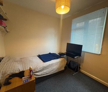 4 bedroom semi-detached house to rent - Photo 5