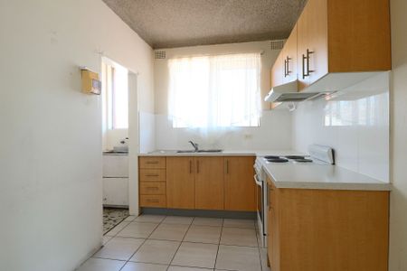 TIDY THREE BEDROOM UNIT IN FAIRFIELD - Photo 3