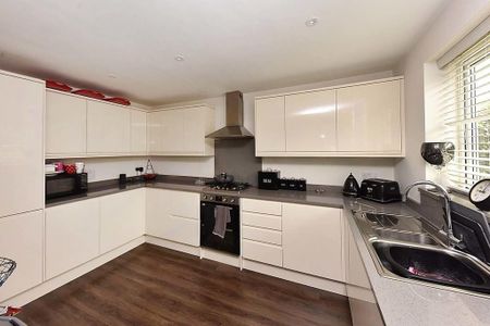 4 bedroom detached house to rent - Photo 4