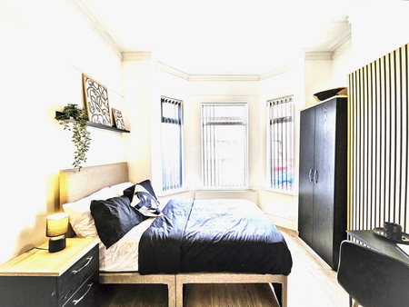 Brand New Professional Houseshare - Available now ! Room 2 - Photo 2