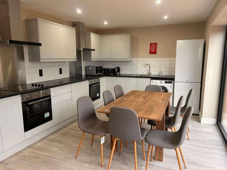 🩺 Newly Renovated House Share - Ideal for Medical Students | Farnworth, Bolton Room 4 - Photo 5