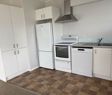 Spacious 4 Bedroom home with Stunning Views - Photo 6