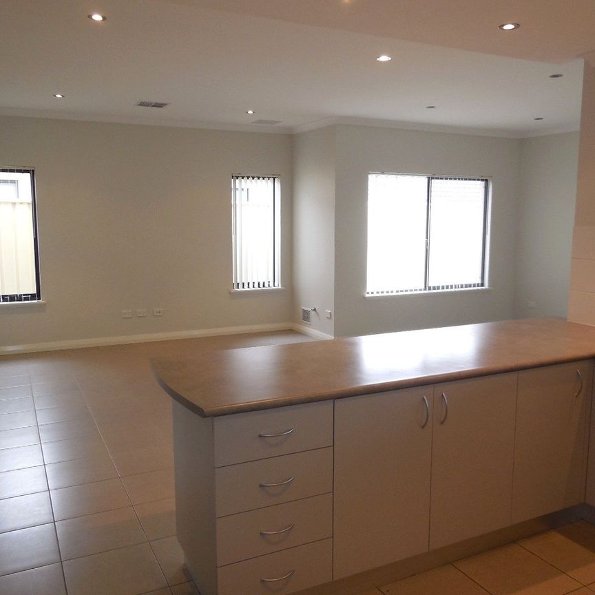 DOUBLE GARAGE, AIR CON, HIGH CEILINGS HOME OPEN SATURDAY 18 JULY AT 9.00AM SHARP! - Photo 1