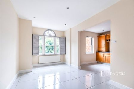 3 bedroom house to rent Sandmartin Close, Buckingham, Buckinghamshire, MK18 - Photo 2