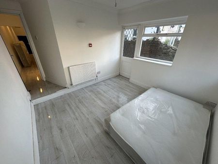 4 bedroom flat to rent - Photo 2