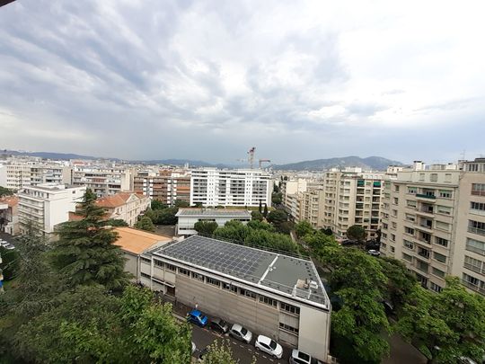 Appartement 4 pièces 106m2 MARSEILLE 8EME 1 948 euros - Photo 1