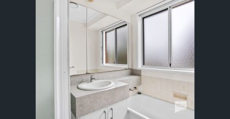 Spacious 3 Bedroom Home with Solar Power & Modern Comforts - Photo 4