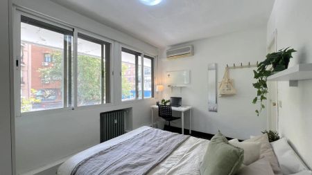 Room in a shared 7-bedroom apartment for rent in Quintana, bills included, professionals and students only. - Photo 4