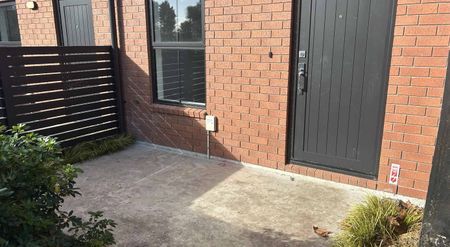 Cozy Two Bedroom Townhouse - Photo 3